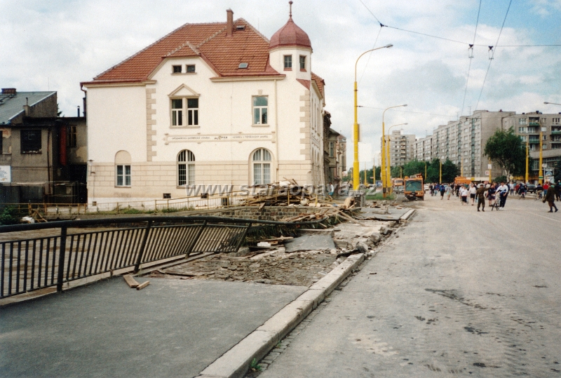skody1997 (13).jpg - Povodně 1997, škody - Most na ratibořské ulici